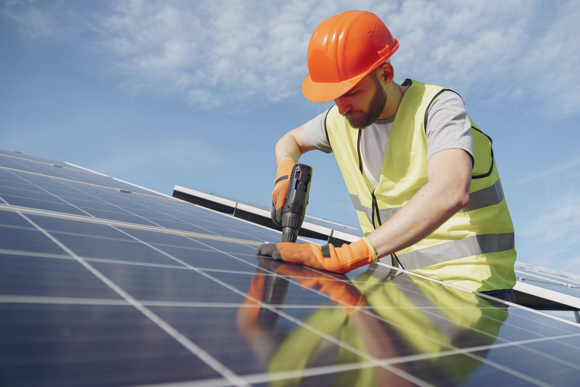servicios en el estudio, proyectos, instalación y mantenimiento de la tecnología necesaria para utilizar la energía solar
